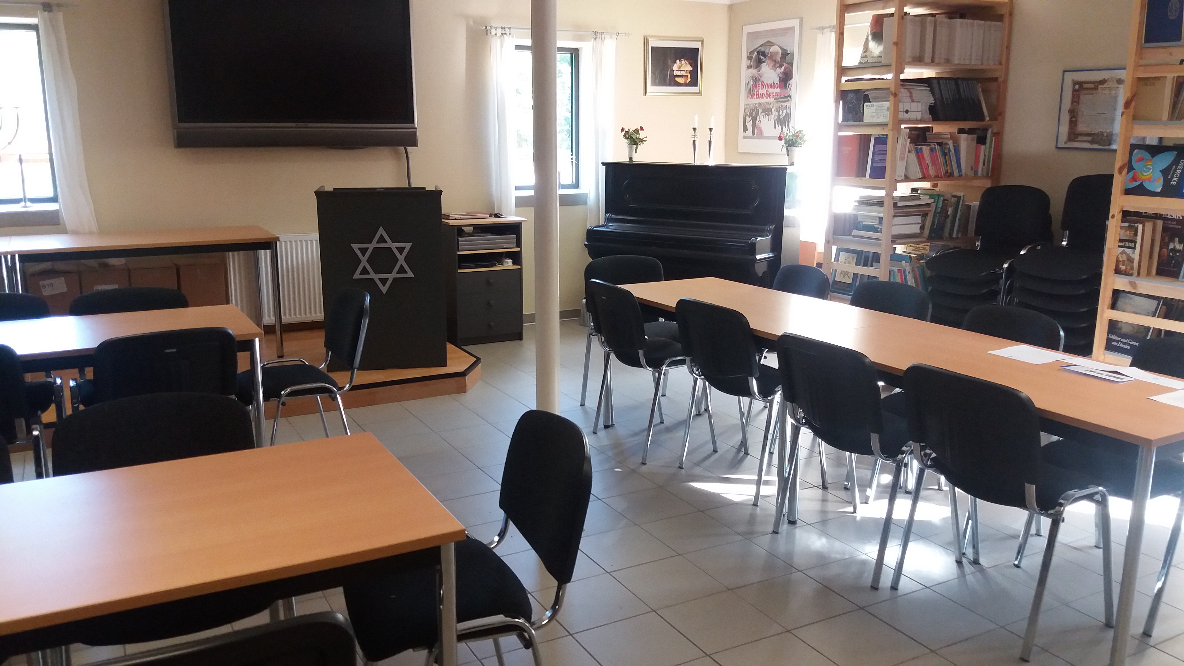 Im Kiddusch- und Gemeindesaal versammelt sich die Gemeinde zum gemeinsamen Essen, zu Vorträgen, Unterricht, Chorprobe und anderen Aktivitäten.