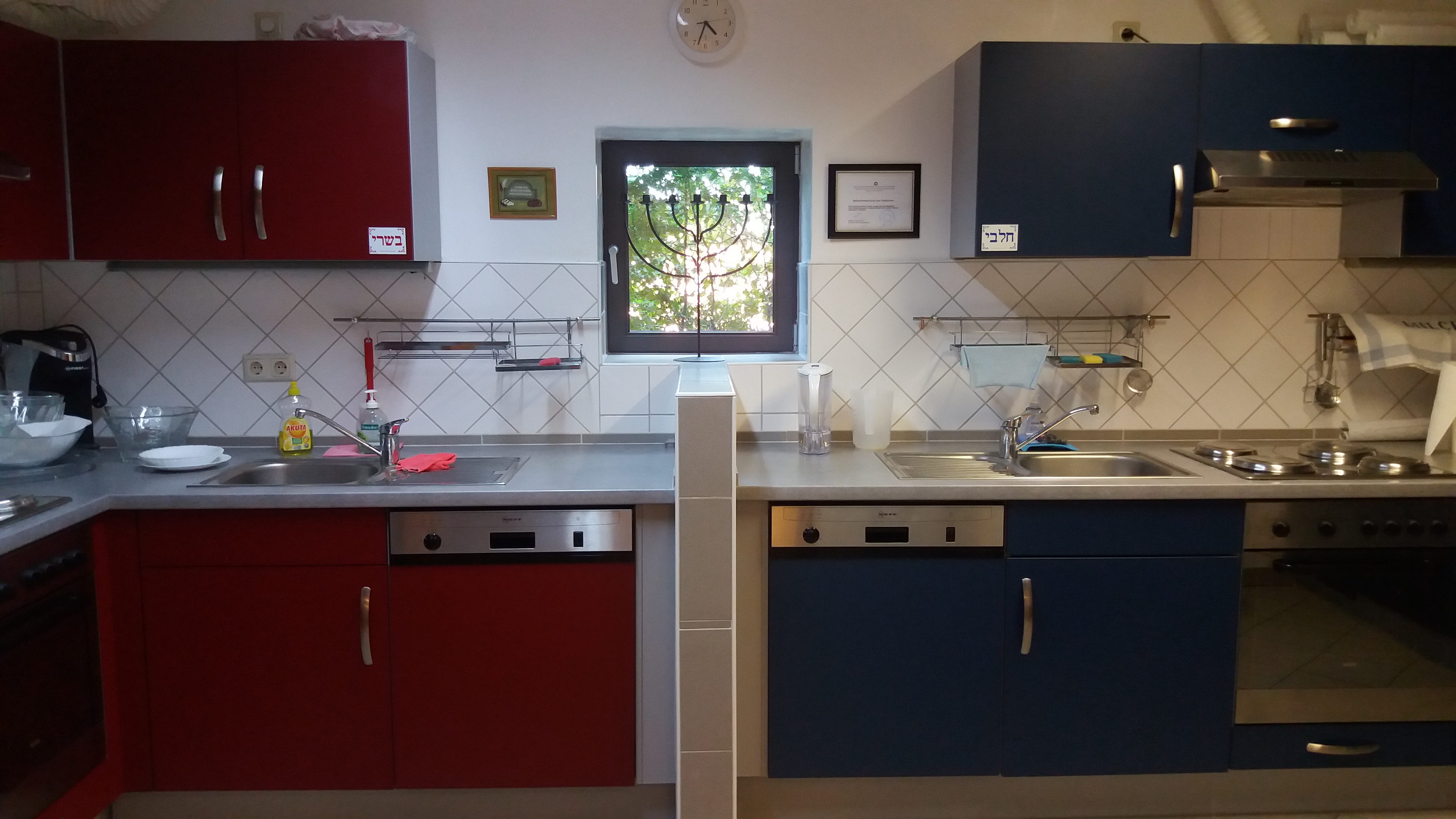 Die freundlichen Helfer in der koscheren Küche sorgen für das leibliche Wohl.