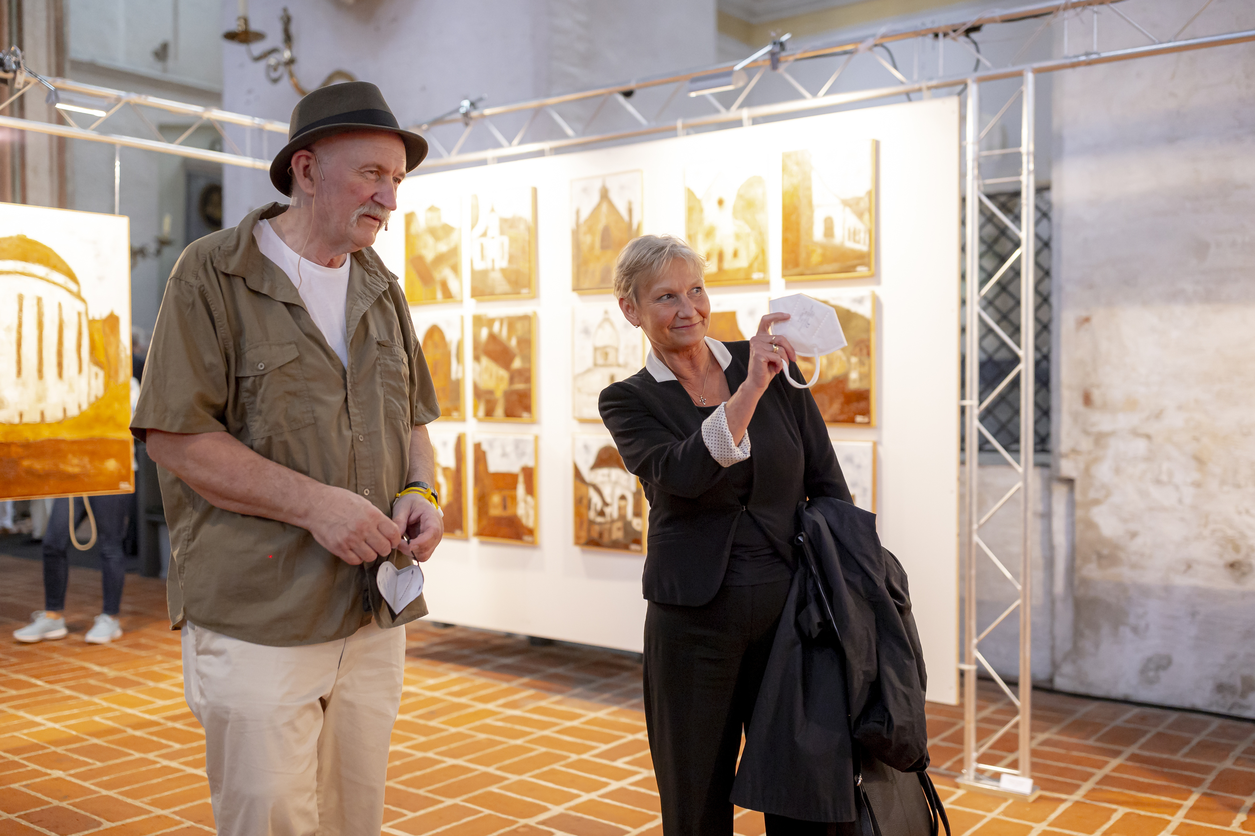 Bischöfin Kirsten Fehrs, Schirmherrin der Ausstellung, im Gespräch mit dem Künstler