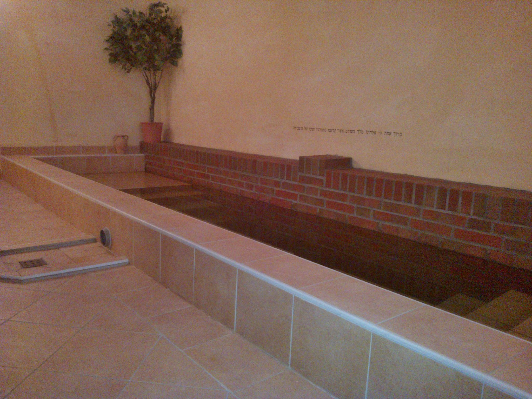 Der Segensspruch, der vor dem Untertauchen gesprochen wird, steht gut lesbar an der Wand.