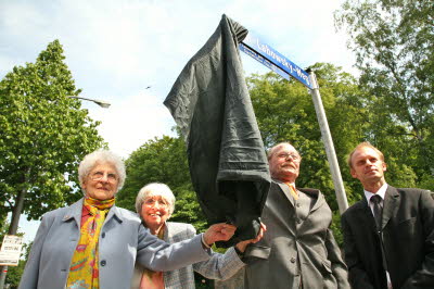 Enthüllung des neuen Straßenschildes